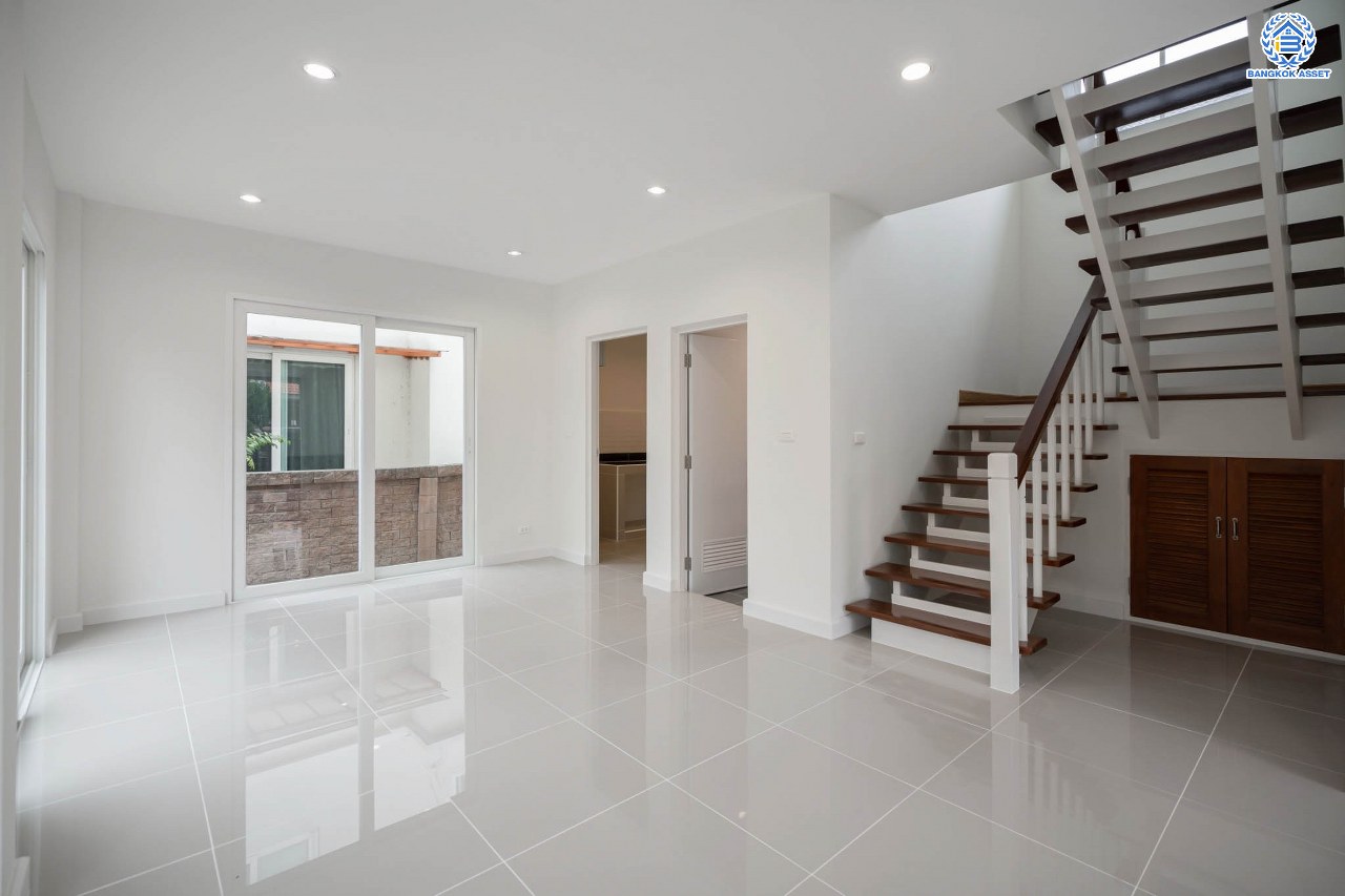 บ้านมือสองตกแต่งใหม่ โครงการ คาซ่าวิลล์ ราชพฤกษ์-แจ้งวัฒนะ จากแบรนด์ Q.House ต่อเติมครบพร้อมเข้าอยู่ เนื้อที่ 50.6 ตร.ว. ฟังก์ชันจัดเต็ม 3 ห้องนอน 2 ห้องน้ำ จอดรถได้ 2 คัน บนทำเลศักยภาพ ติดถนนราชพฤกษ์ ใกล้ทางด่วน "แจ้งวัฒนะ" และเซ็นทรัลแจ้งวัฒนะ